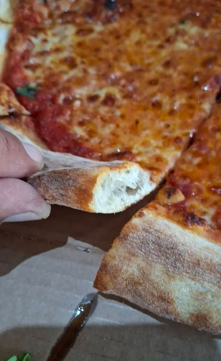 Masa artesanal y airosa, horneada al estilo napolitano