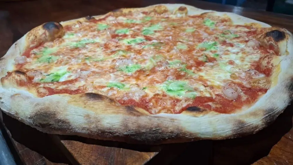 Pizza con camarones y vegetales para compartir