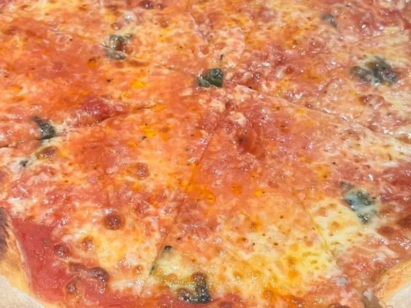 Pizza Margherita con tomate fresco y albahaca